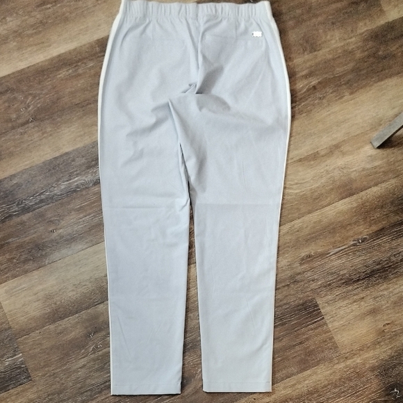 Under Armour Gray Joggers with Tailored Fit and Lightweight Comfort - Picture 3 of 4